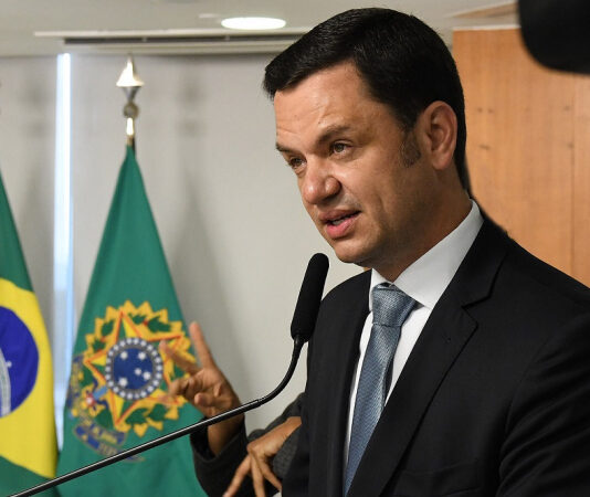 Moraes manda soltar Torres e determina uso de tornozeleira eletrônica