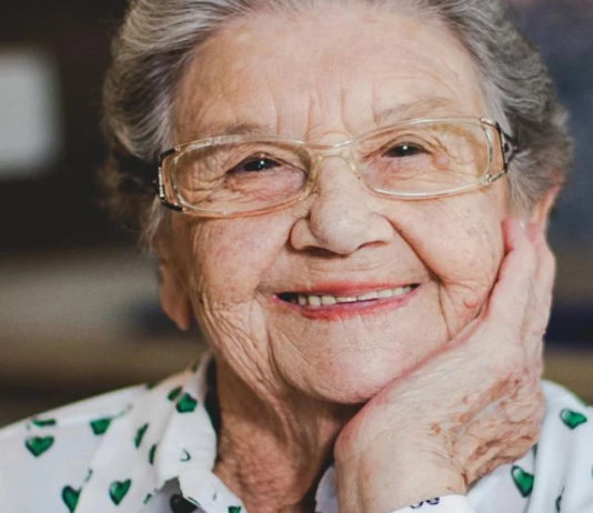 Morre Vovó Palmirinha, que ensinou mulheres a cozinhar para o sustento, aos 91 anos