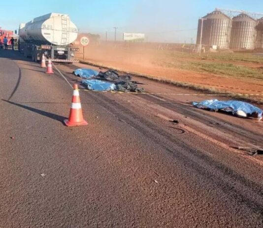 Acidente entre moto e carreta deixa três mortos na BR-163