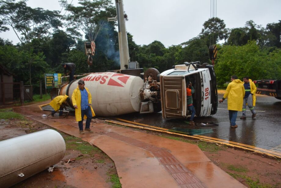 caminhão tombado