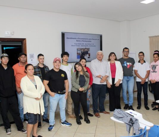 NAVIRAÍ: curso gratuito de atendimento para garçons, bares e restaurantes capacita profissionais