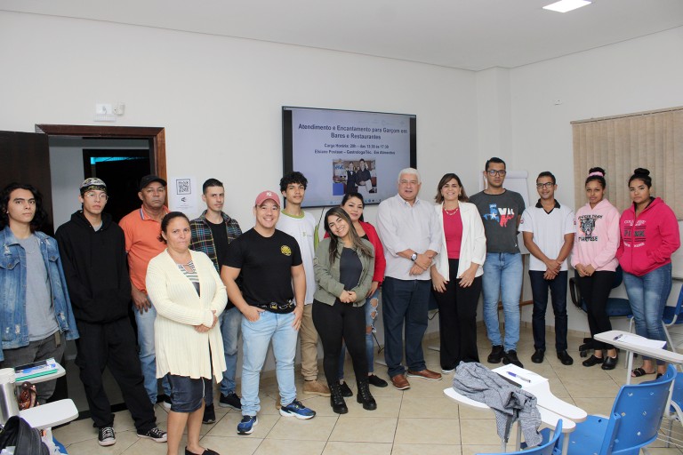 060623-curso-de-atendimento-para-garcons-bares-e-restaurantes-capacita-profissionais-em-navirai-1-768x512