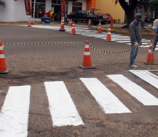 Prefeitura de Naviraí prossegue com trabalho de restauração da sinalização horizontal de trânsito