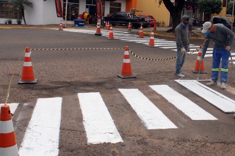 210623-prefeitura-de-navirai-prossegue-o-trabalho-de-restauracao-da-sinalizacao-horizontal-de-transito-1-768x512