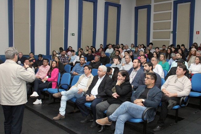 220623-palestra-realizada-pela-prefeitura-de-navirai-sebrae-e-acen-discute-o-papel-da-sociedade-organizada-no-futuro-da-cidade-1-768x512