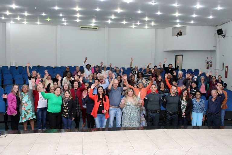 220623-prefeitura-de-navirai-promove-evento-sobre-o-junho-prata-mes-de-combate-a-violencia-contra-o-idoso-1-768x512