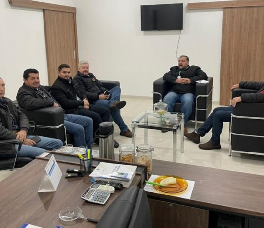 ITAQUIRAÍ: Vereadores recebem assessor do deputado Marcos Pollon