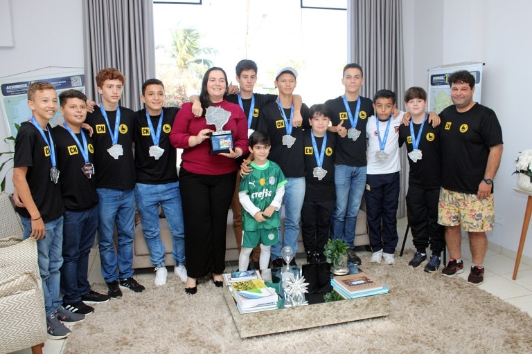 280623-prefeita-recebe-e-parabeniza-equipe-de-futsal-qu-foi-vice-campea-dos-jogos-escolares-da-juventude-de-ms-de-12-a-14-anos-2-768x512