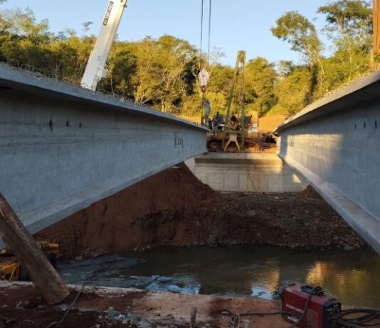 PONTA PORÃ: construção de ponte que liga a Laguna Carapã avança com aplicação de vigas