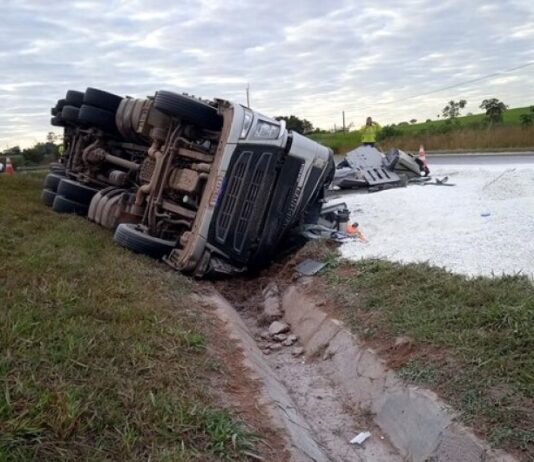 Motorista de MS tomba carreta carregada com calcário em rodovia de SP e morre