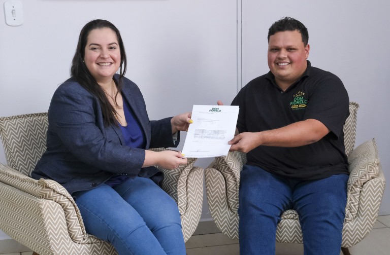100723-prefeita-se-reune-com-empresario-do-ramo-cervejeiro-que-pretende-implantar-fabrica-de-bebidas-em-navirai-2-768x503