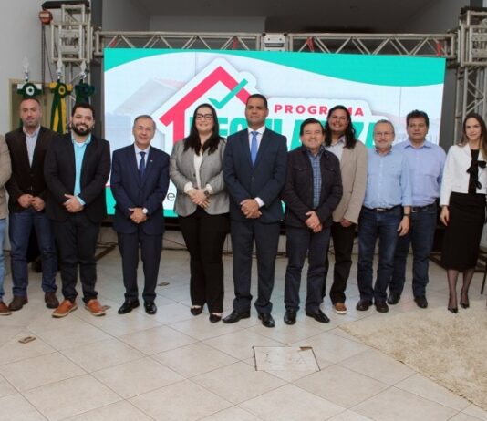 Programa Regulariza Naviraí é lançado com entrega de títulos de regularização fundiária a 63 famílias
