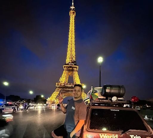 Brasileiro chega a Torre Eiffel com veículo de passeio, Uno, que virou seu motorhome