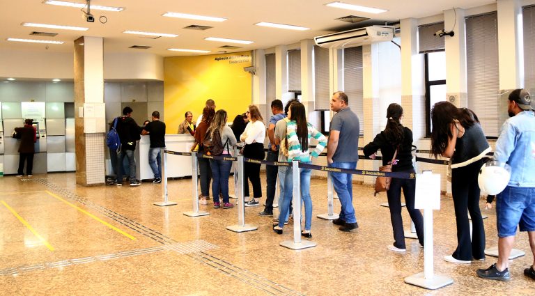 Fila-de-Banco-Foto-Edemir-Rodrigues-1-768x425