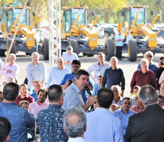 Governador entrega maquinários a 19 cidades para recuperar estradas e ajudar homem do campo