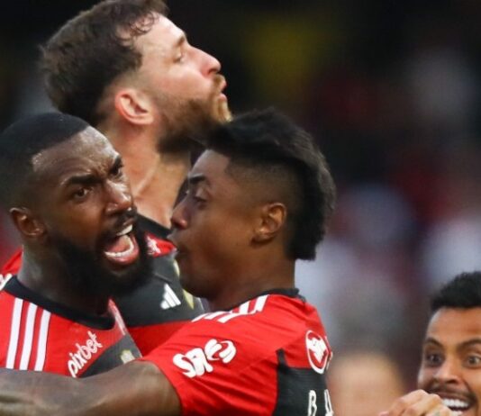 Com golaço de Gerson, Mengão bate o Coritiba de virada e sobe para 3º no Brasileirão