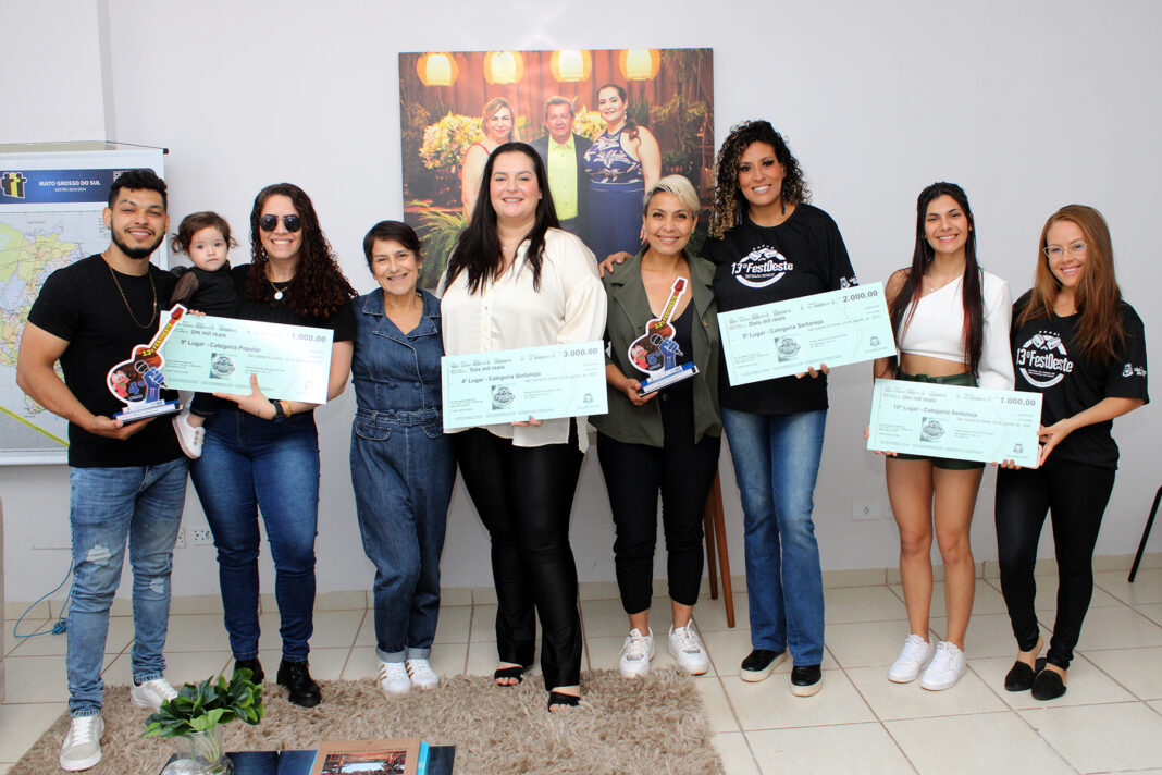 280823-prefeita-rhaiza-matos-recebe-talentos-musicais-de-navirai-que-se-destacaram-no-13o-festoeste-1