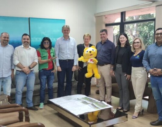 Prefeito Valdomiro se encontra com governador e pede incentivo à indústria de Mundo Novo