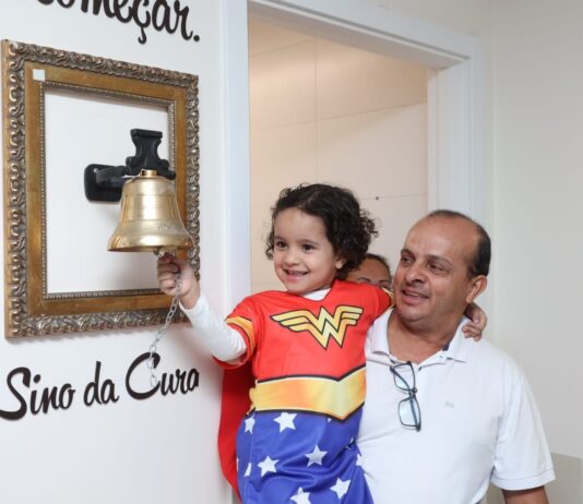 CG: Dois pacientes da oncologia pediátrica tocam ‘sino da cura’, no mesmo dia no Hospital Cassems