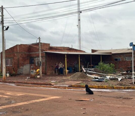 Temporal arranca telhado e casa de família fica a “céu aberto”; moradores buscam ajuda