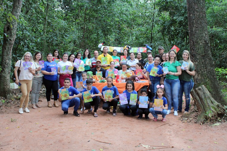 130923-prefeitura-de-navirai-entrega-livros-sobre-conceitos-de-sustentabilidade-para-alunos-do-ensino-fundamental-i-e-ii-1-768x512