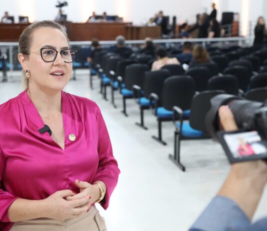 DOURADOS: Lei da Liandra da Saúde institui campanha contra a “Síndrome do Text Neck”