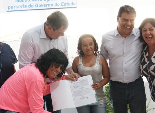 M. NOVO: Com Riedel presente, moradores de 3 conjuntos habitacionais recebem títulos de propriedade