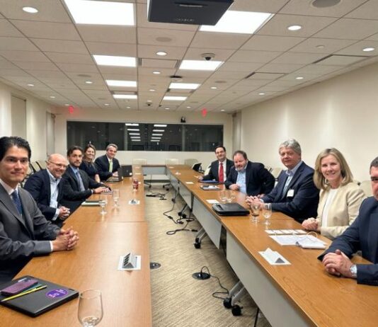Governador discutiu novos modelos de infraestrutura e recursos ao Pantanal em Washington