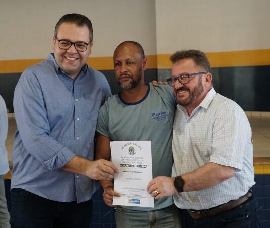 Prefeitura entrega títulos de propriedade para mais de 70 moradores de diversos bairros