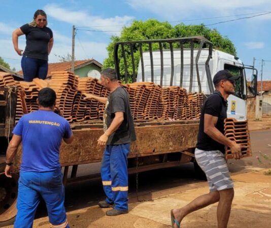 Prefeitura de Dourados distribui carregamento de telhas para famílias atingidas por vendaval