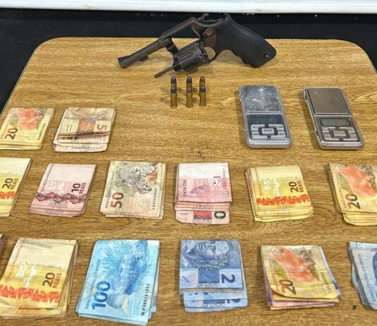 Polícia Civil localiza arma de fogo escondida em pilha de tijolos em Dourados
