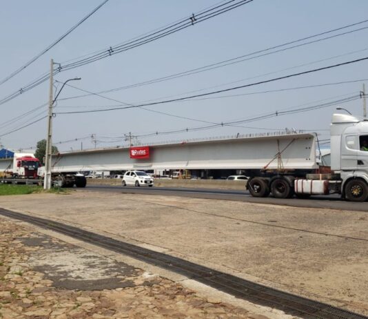 As primeiras vigas pré-fabricadas chegaram ao canteiro de obras da Ponte Bioceânica
