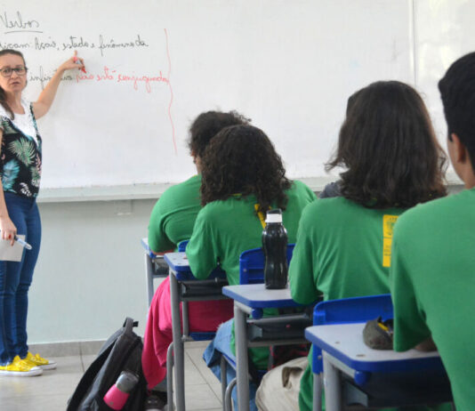 Professor de MS vai ganhar salário de quase R$ 12 mil, o triplo do piso nacional