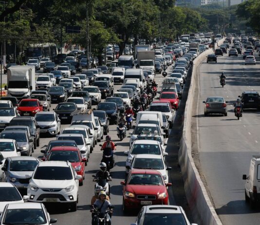 SP tem ponto facultativo e suspende rodízio por greve no transporte