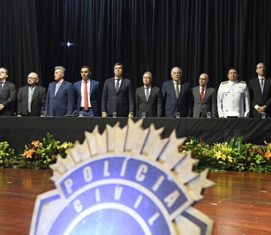 Riedel participa da entrega de medalha da Polícia Civil e destaca que segurança pública atrai investimentos