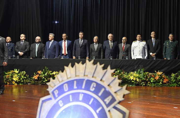 Governador-participa-da-entrega-de-Medalhas-de-Merito-da-Policia-Civil-Foto-Bruno-Rezende-08-730x480