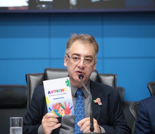 AUTISMO: audiência pública proposta por Neno Razuk lota ALEMS e lança cartilha