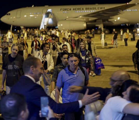 Chega a Brasília primeiro avião da FAB repatriando brasileiros que estavam na zona de guerra