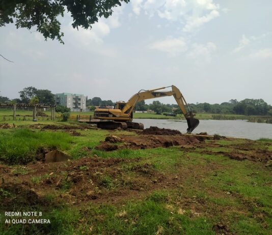 Vereador Cemar acompanha limpeza no lago do Parque Municipal Rego D’água