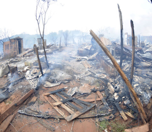 TRAGÉDIA: incêndio de grande proporção destrói mais de 80 moradias na favela do Mandela