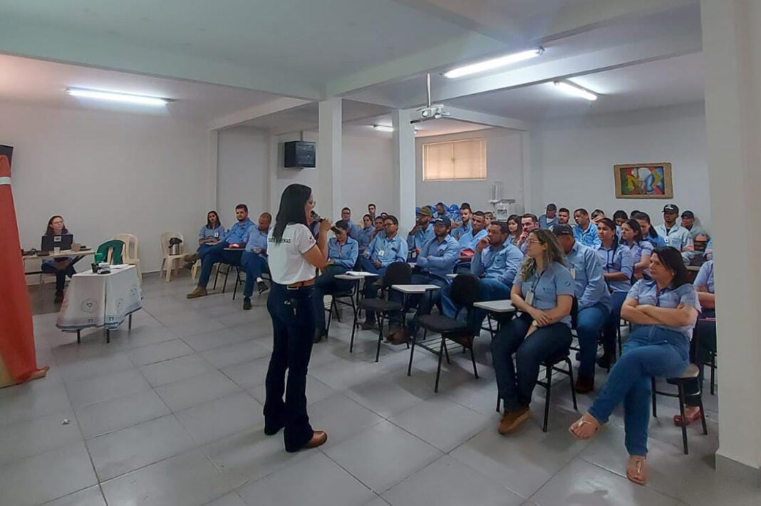 141123-nucleo-de-controle-de-vetores-da-prefeitura-de-navirai-promove-palestra-para-colaboradores-da-usina-1