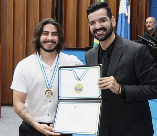 Em noite de música e alegria, cantor de Dourados e dupla jovem da capital são homenageados por Neno Razuk