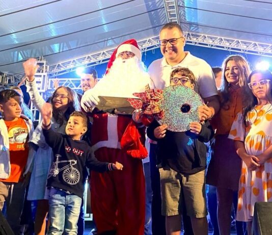 Dourados Brilha 2023 começa com luzes, fogos e Praça Antônio João lotada