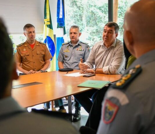 Para valorizar segurança pública, governo promove policiais e bombeiros militares