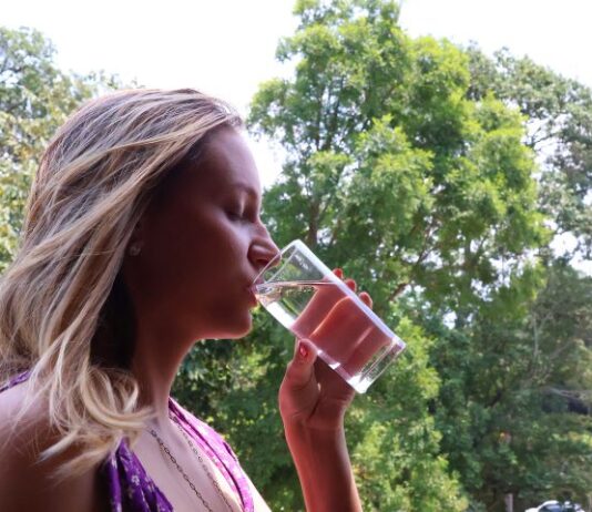 Não espere a sede apertar: beber água e alimentação leve ajudam a encarar o calorão em MS