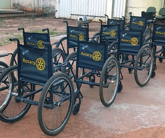 Cadeiras de rodas produzidas em presídio são destinadas a quem precisa, gratuitamente