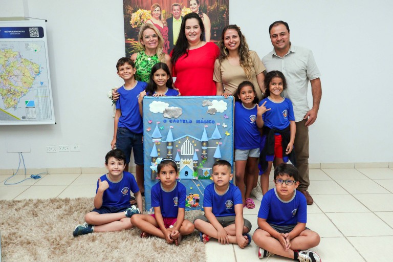 051223-prefeita-recebe-alunos-da-extensao-luiz-carlos-mantoan-que-apresentam-o-livro-o-castelo-magico-1-768x512