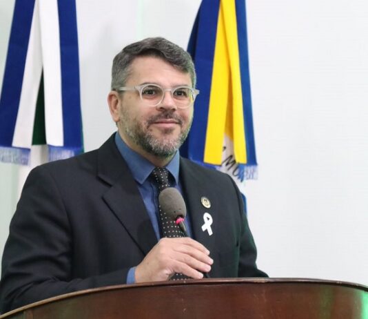Mauricio Lemes solicita ao Governo do Estado a inclusão de rações para pets nos itens da cesta básica