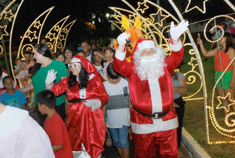 121223-espetaculo-de-natal-e-entrega-da-casa-do-papai-noel-no-parque-sucupira-encantam-a-populacao-de-navirai-4-768x519