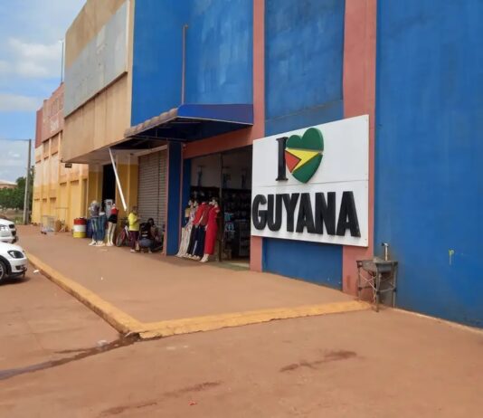 Brasileiros que vivem na fronteira temem problemas na Guiana